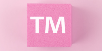 Trademark icon pink.