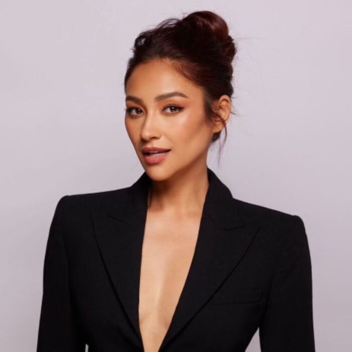 Shay mitchell headshot 700x700 - How Shay Mitchell Is Disrupting a $17B Industry